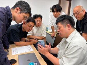 院内写真を見せ合うグループワークの様子（治療院経営ラボ月例ワーク 2026年7月）