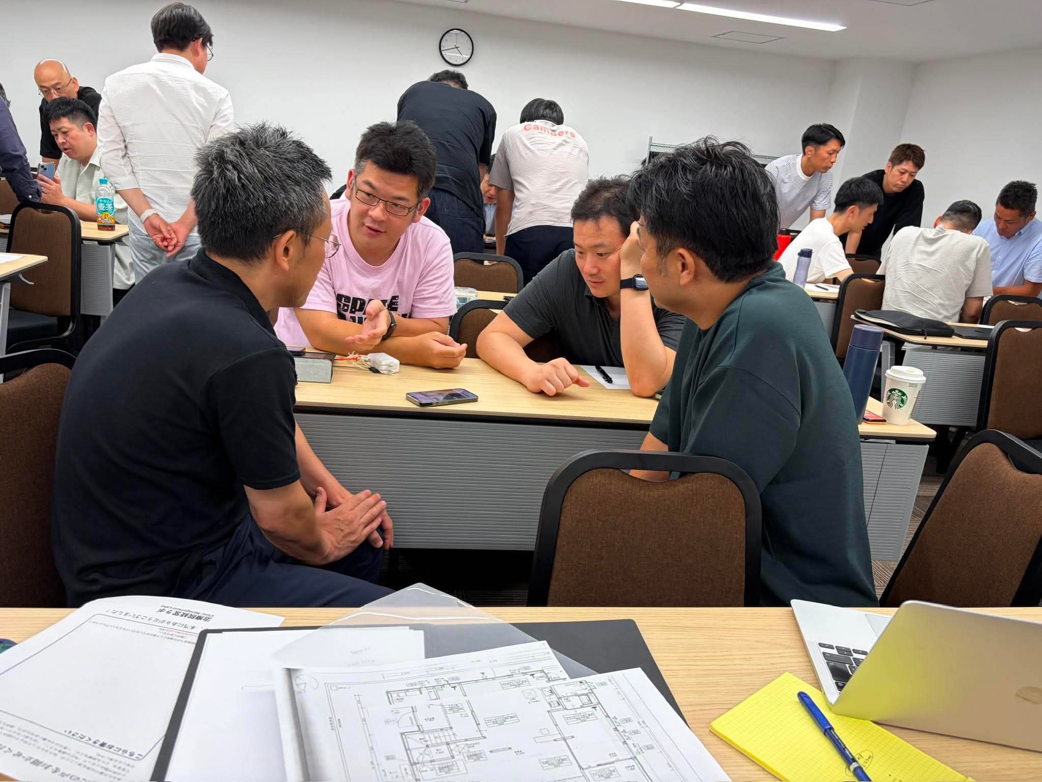 図面を囲んで意見を出し合うグループワークの様子（治療院経営ラボ月例ワーク 2026年7月）