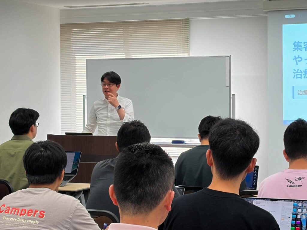 治療院経営ラボ月例ワーク（2026年7月）で講義する様子