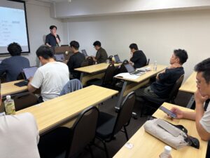 治療院経営ラボ事業サポート会議（2026年8月）で、会員の先生方と原稿や数字を見ながら話す場面