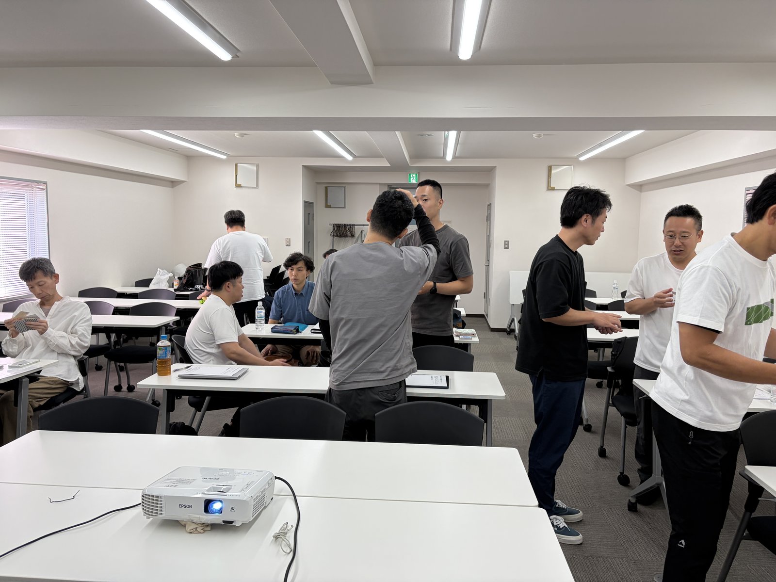 講座の合間に意見を交わす治療院の院長たち