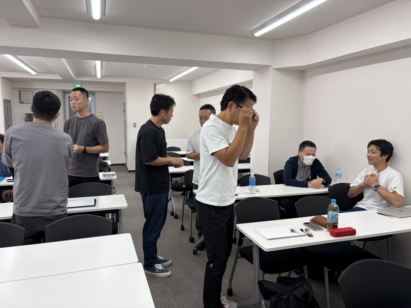 参加者どうしで検査をして施術前後の変化を確かめるワークの様子